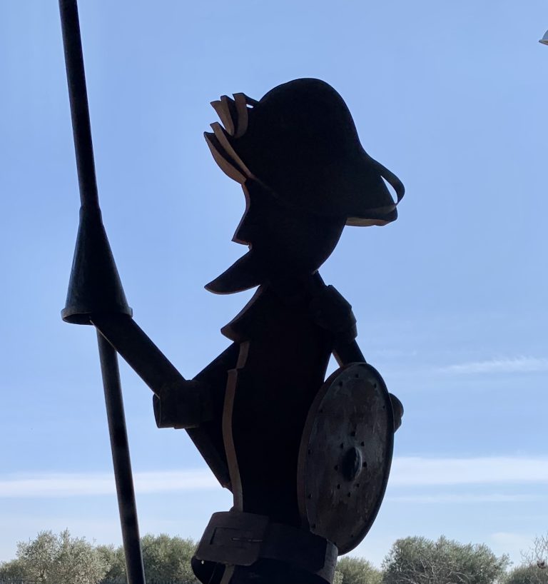 Escultura de Don Quijote en hierro con pátina de oxidación.