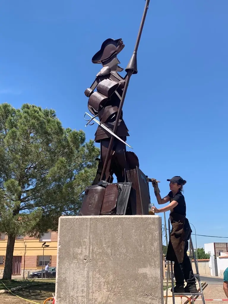 trabajando en escultura de hierro de Don Quijote