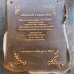 Cartel grabado al ácido y pintura para generar mayor contraste.