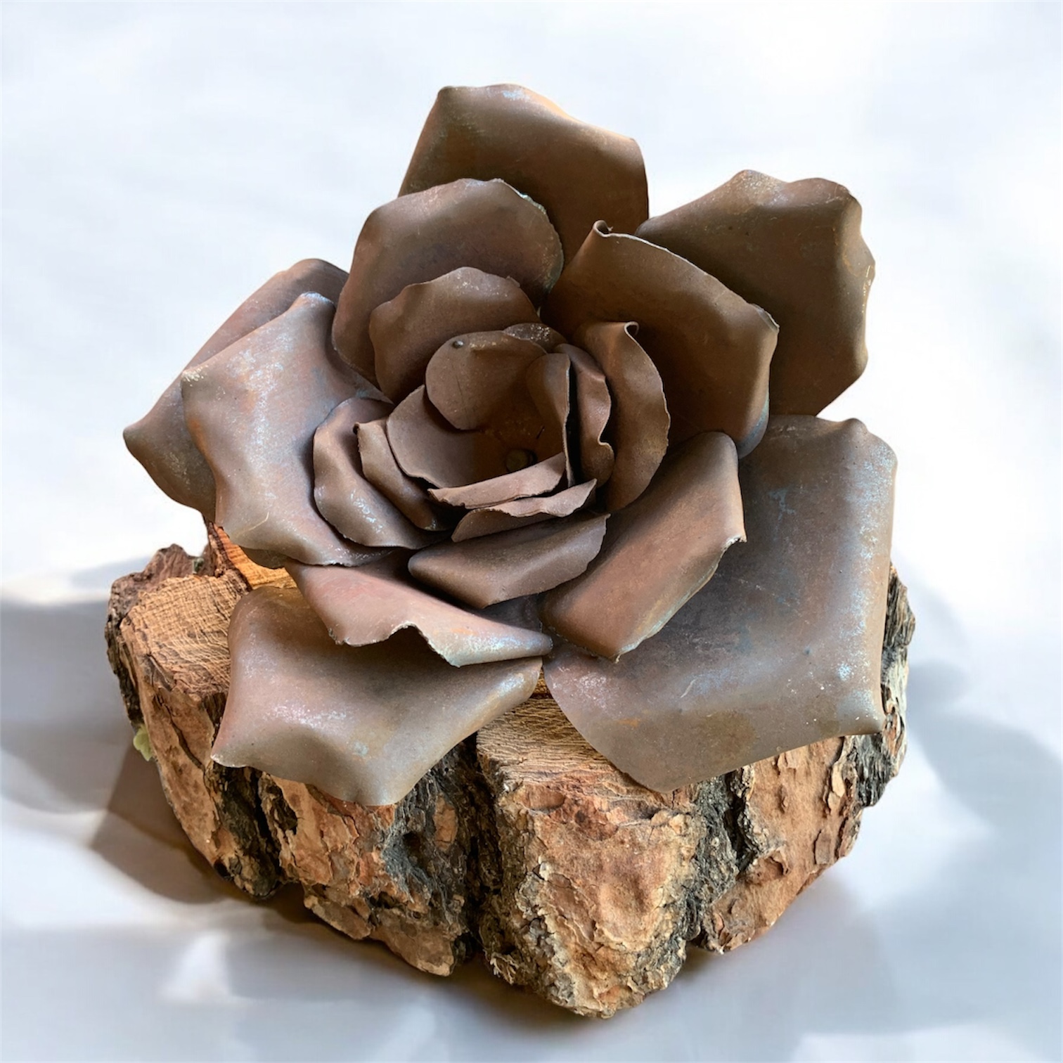 rosa forjada en hierro con base de madera